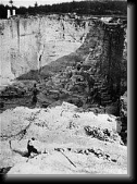 Kamenolom v Gross-Rosenu, v nemz vezni pracovali, 1940 - 1945 * 250 x 339 * (21KB)